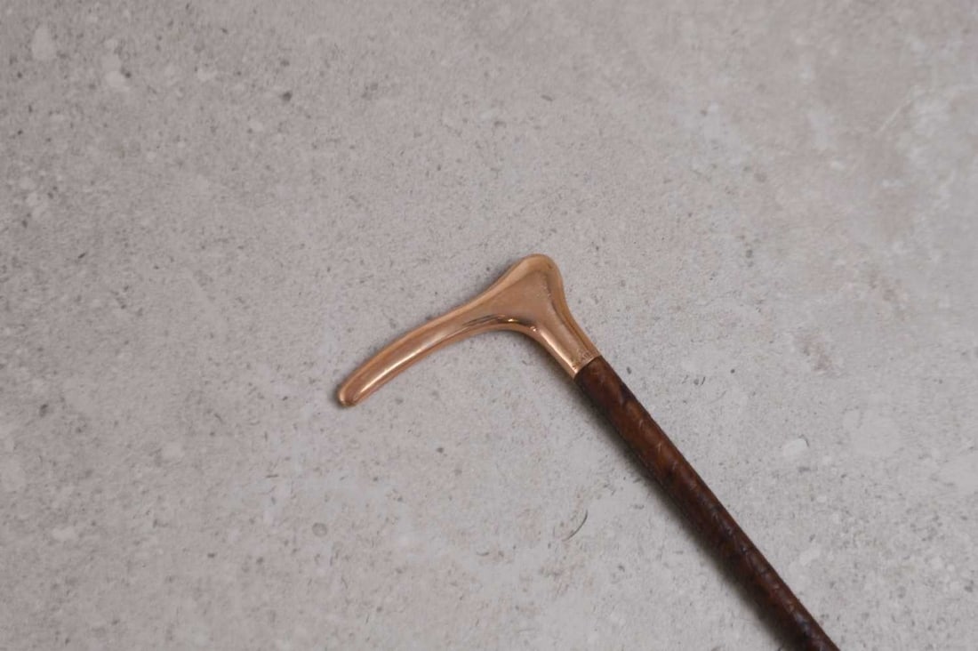 An Edwardian gold-handled riding crop, (1 of 3)