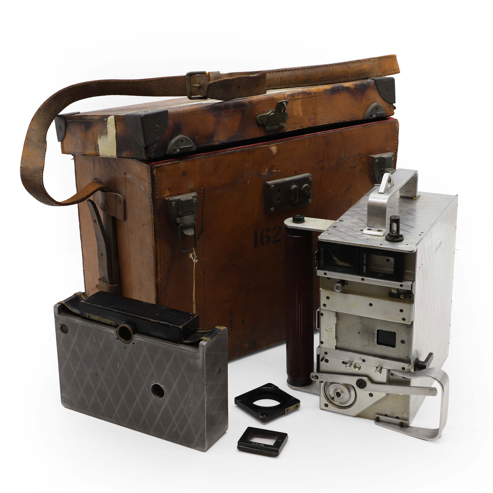 A 35mm Newman Sinclair Autokine cine camera: A 35mm Newman Sinclair Autokine cine camera Body with polished aluminium cross-etched pattern finish and two cartridges only, accompanied by a leather carry case and extra viewfinder lenses Condition