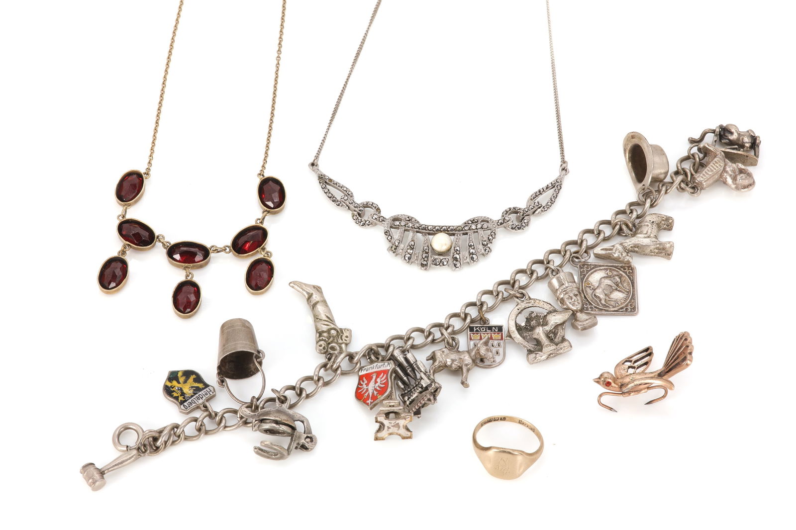 A small collection of jewellery, (1 of 2)