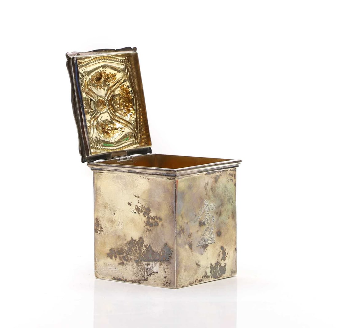 A Victorian silver tea canister,: A Victorian silver tea canister, by Charles Thomas Fox & George Fox, the top with floral repousse decoration, with a gilt interior, 9.8cm high 9.2ozt Condition Report: Small knocks and wear. Overall,