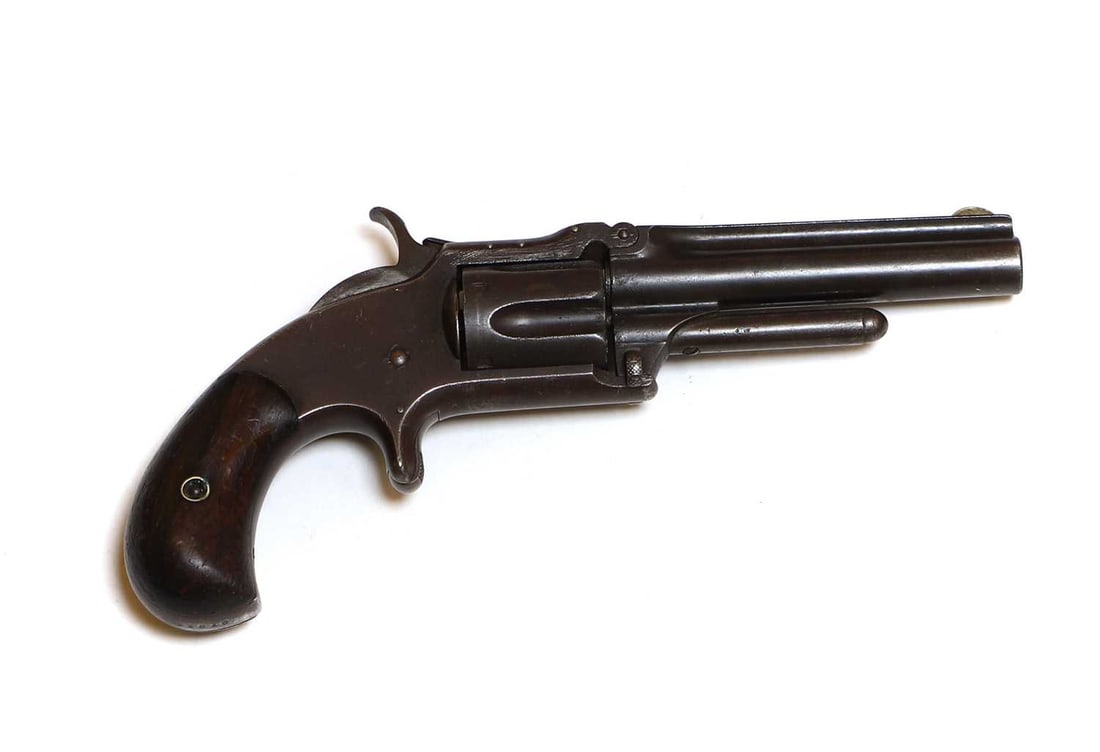 A Smith and Wesson five shot pistol: A Smith and Wesson five shot pistol serial number 31516 .32 calibre breach loading with walnut grip 9cm barrel Provenance : from the estate of a collector, Hoddesdon, Hertfordshire. Shipping Disclaime