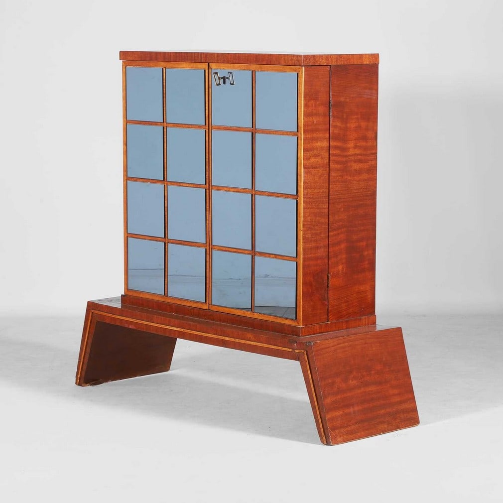 Manner of Osvaldo Borsani, a wooden veneered and mirrored drinks cabinet (1 of 6)