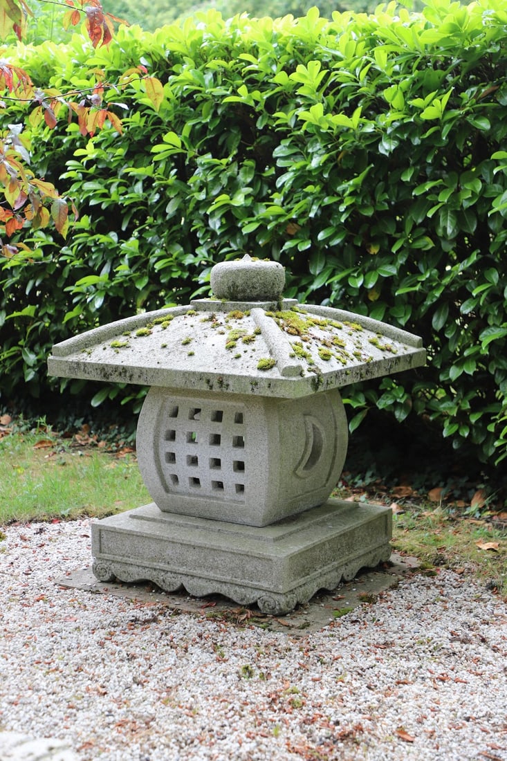 A modern Japanese white granite Tenka Chaya,: A modern Japanese white granite Tenka Chaya, on a plinth base, 85cm square 85cm high Condition Report: Lightly weathered