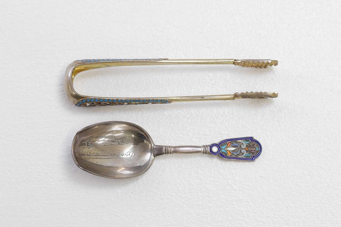 A silver and cloisonné sugar shovel and a pair of tongs,: A silver and cloisonné sugar shovel and a pair of tongs, late 19th/early 20th century, Russian, the shovel marked in Cyrillic 'IS' possibly for Ivan Saltykov, '84' standard, inscribed to the bowl