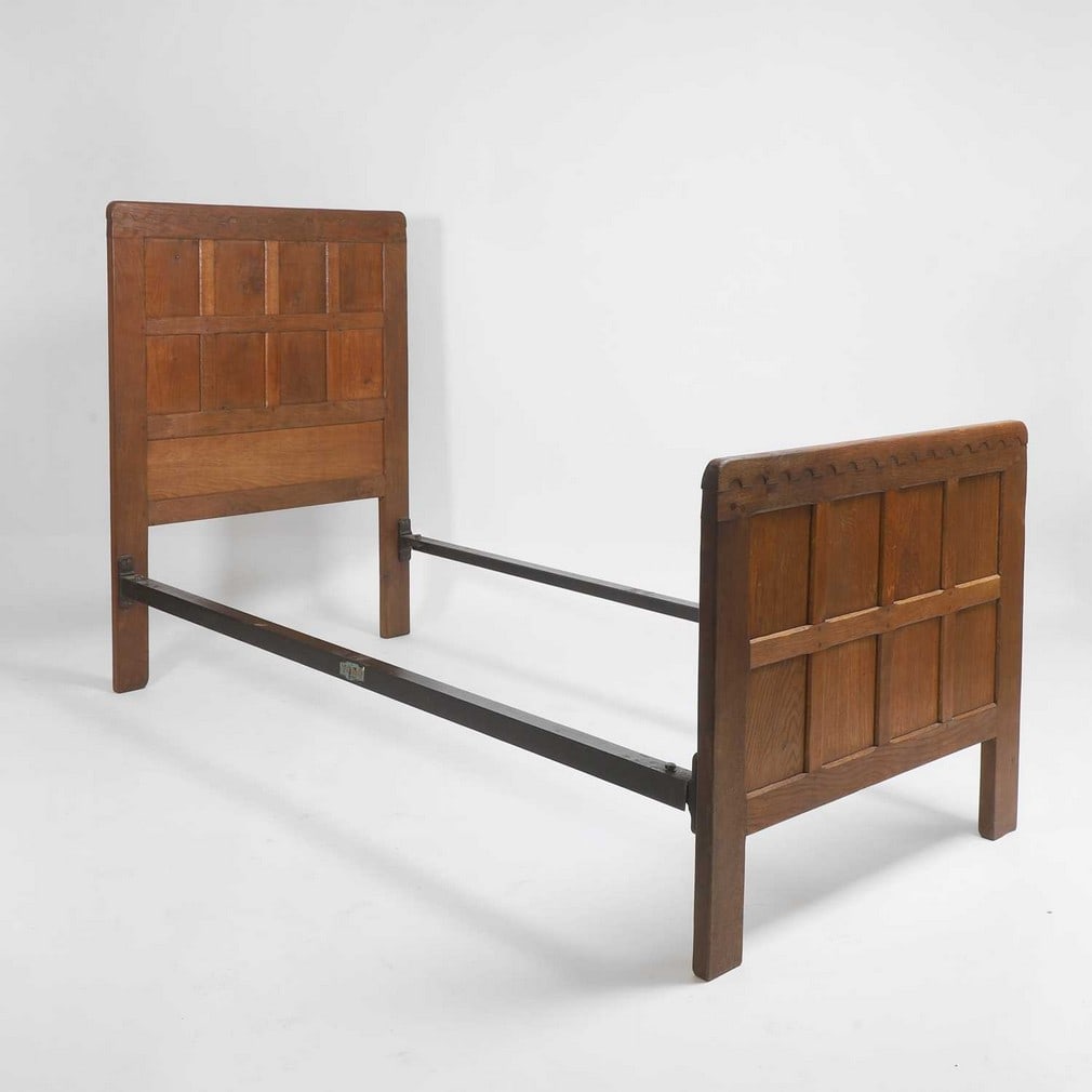 ▲ Robert 'Mouseman' Thompson (1876-1955) An oak single bedstead (1 of 6)