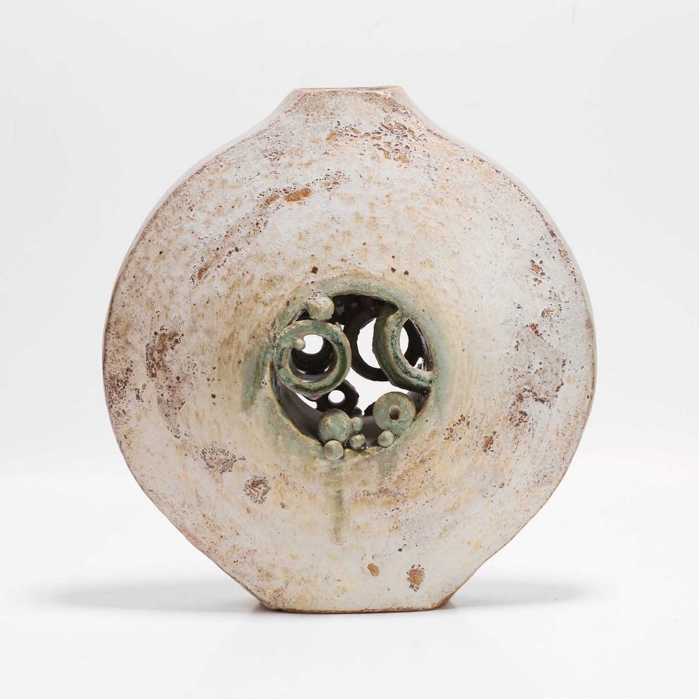 ▲ Bernard Rooke (b.1938) A coiled stoneware pot (1 of 4)