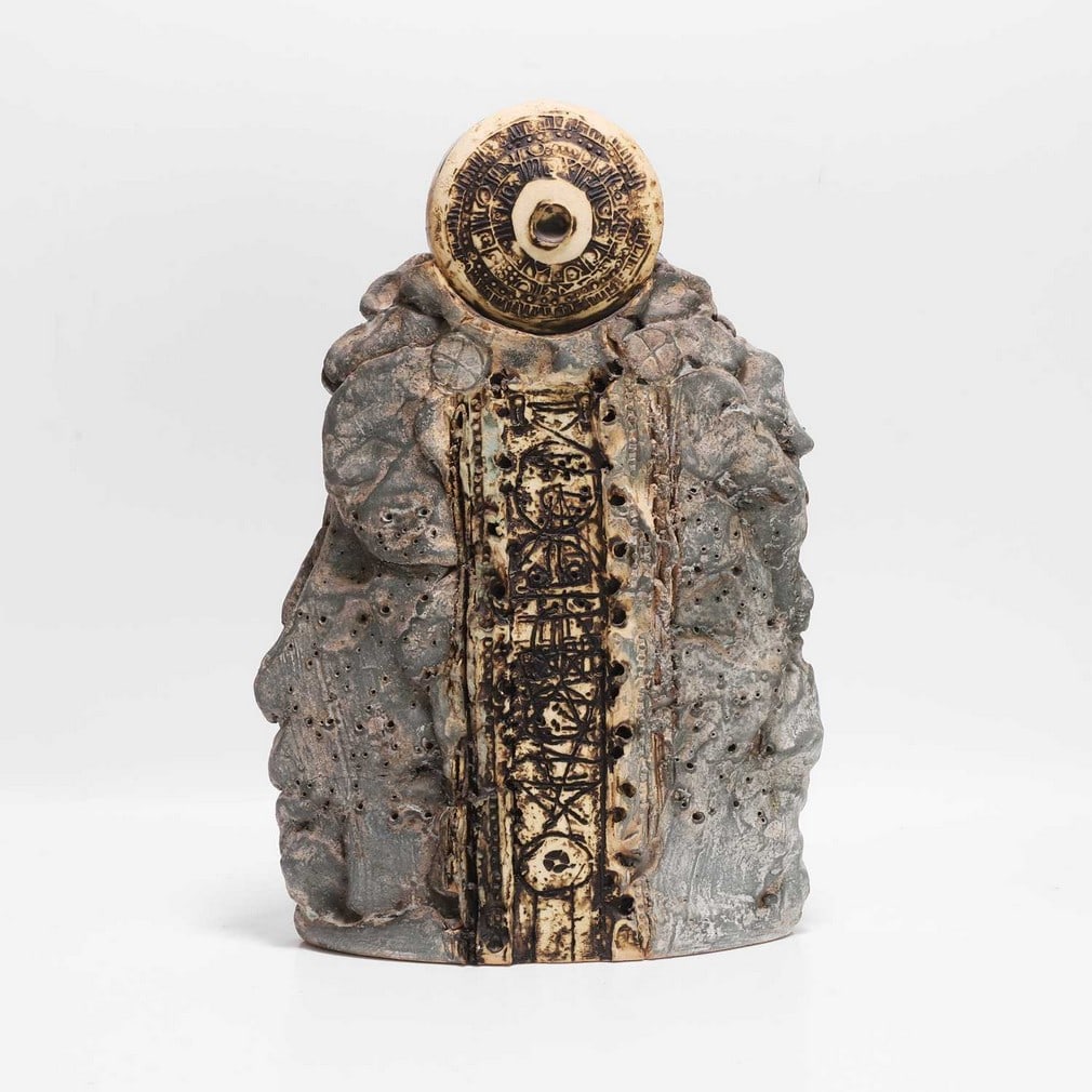 ▲ Bernard Rooke (b.1938) A high-fired earthenware pot (1 of 4)