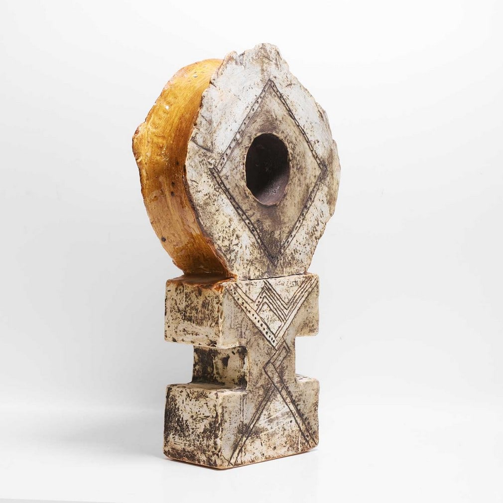 ▲ Bernard Rooke (b.1938) An earthenware pot (1 of 3)