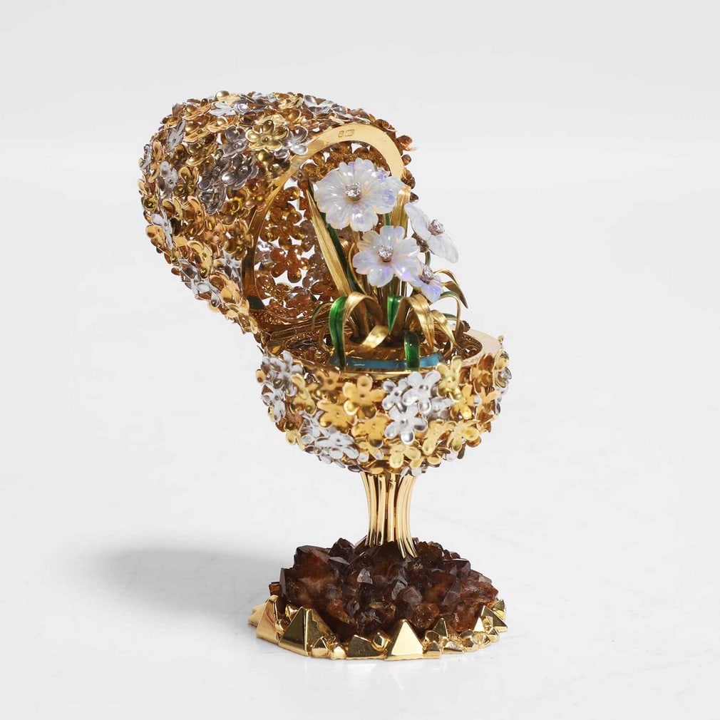 ▲ Stuart Devlin (Australian-British, 1931-2018) An 18ct gold flower egg (1 of 5)