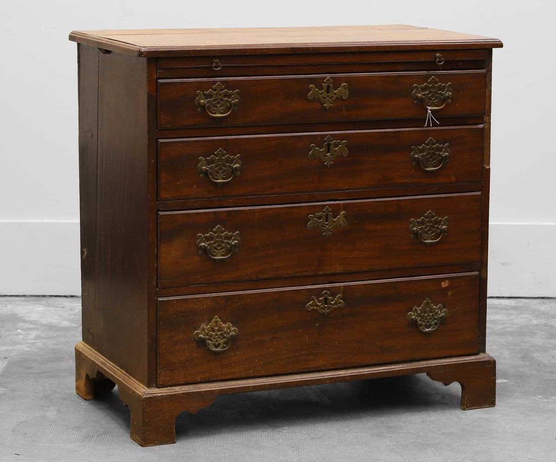 A George III mahogany chest of drawers Third quarter of the 18th century (1 of 2)
