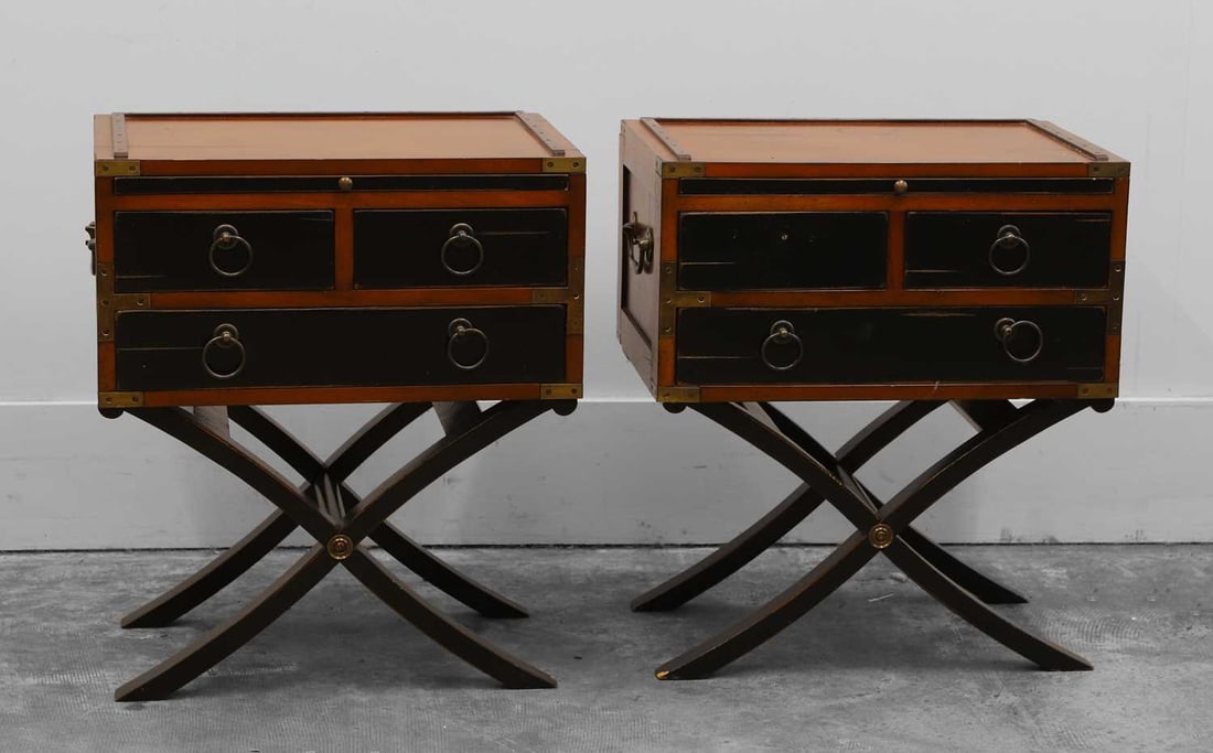 A pair of side tables Of recent manufacture (1 of 2)
