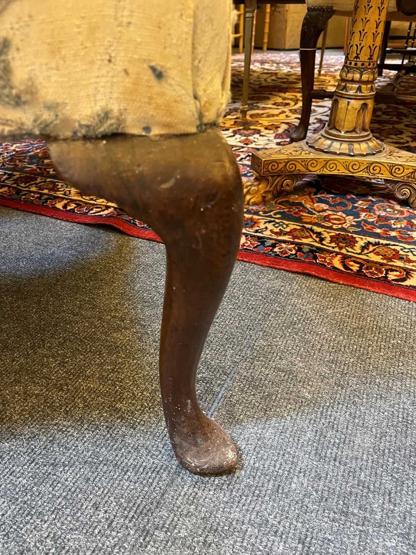 A Queen Anne-style walnut wing armchair 19th century - 17