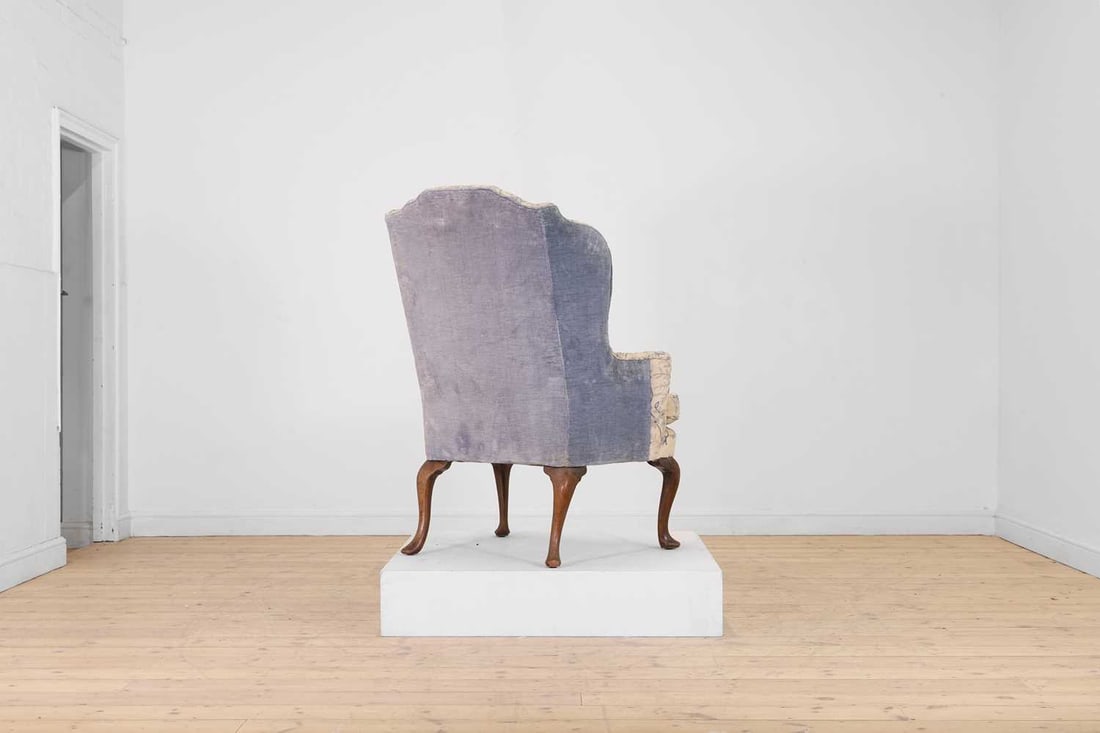 A Queen Anne-style walnut wing armchair 19th century - 3