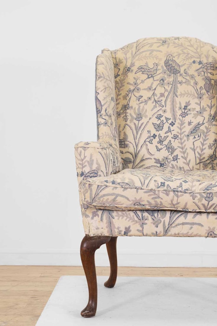 A Queen Anne-style walnut wing armchair 19th century - 5