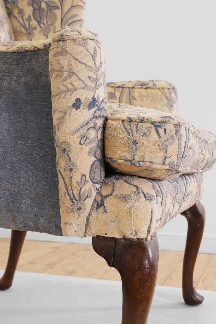 A Queen Anne-style walnut wing armchair 19th century - 7