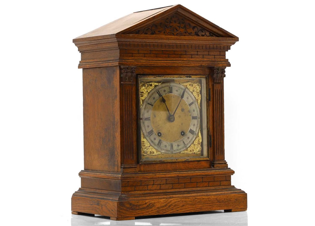 An oak cased mantle clock C.1900 (1 of 2)