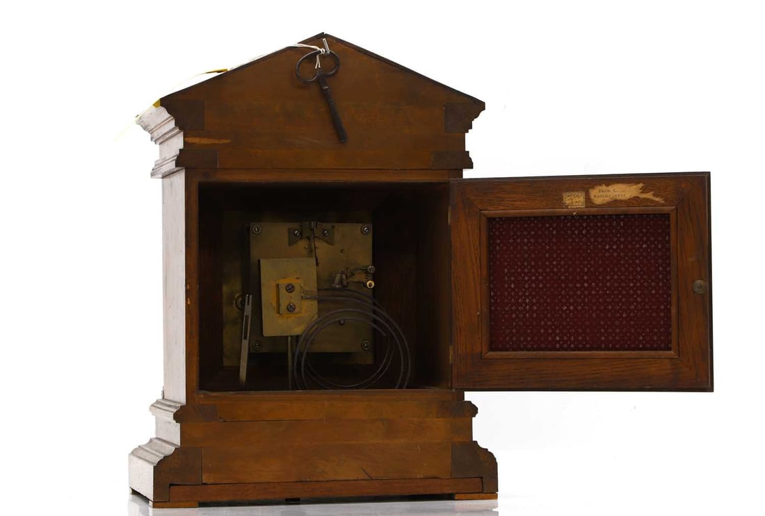An oak cased mantle clock C.1900 - 2