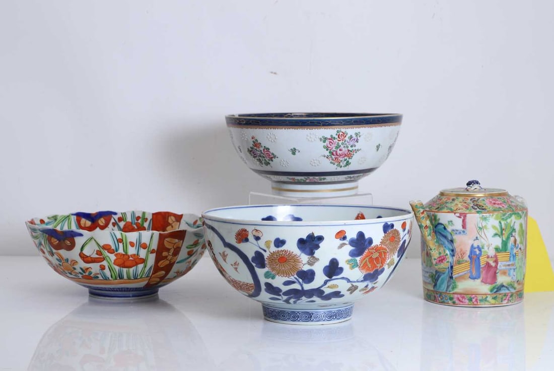 A Chinese Canton teapot and cover 19th century (1 of 2)