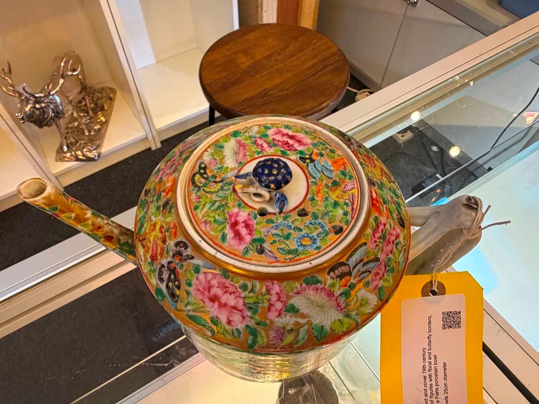 A Chinese Canton teapot and cover 19th century - 3