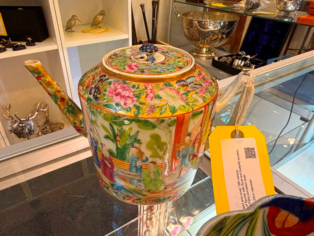 A Chinese Canton teapot and cover 19th century - 8