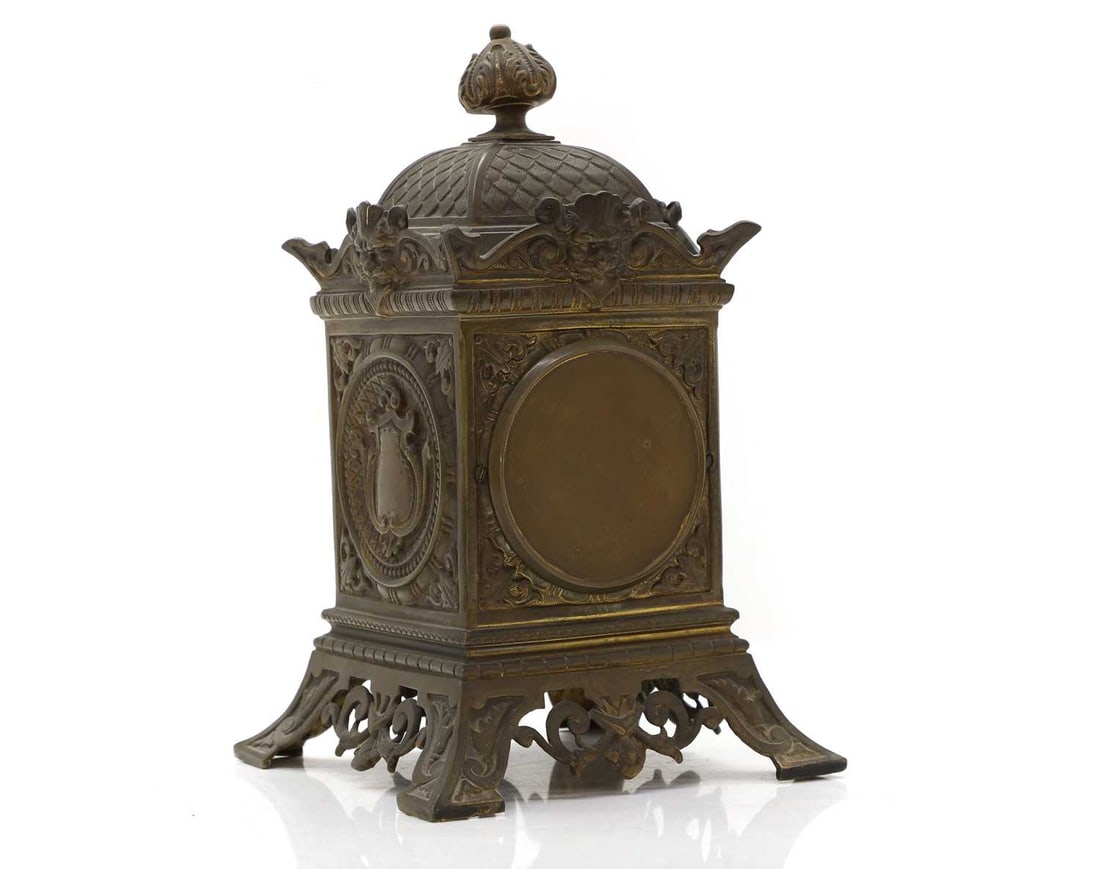A cast metal mantle clock Late 19th century - 2