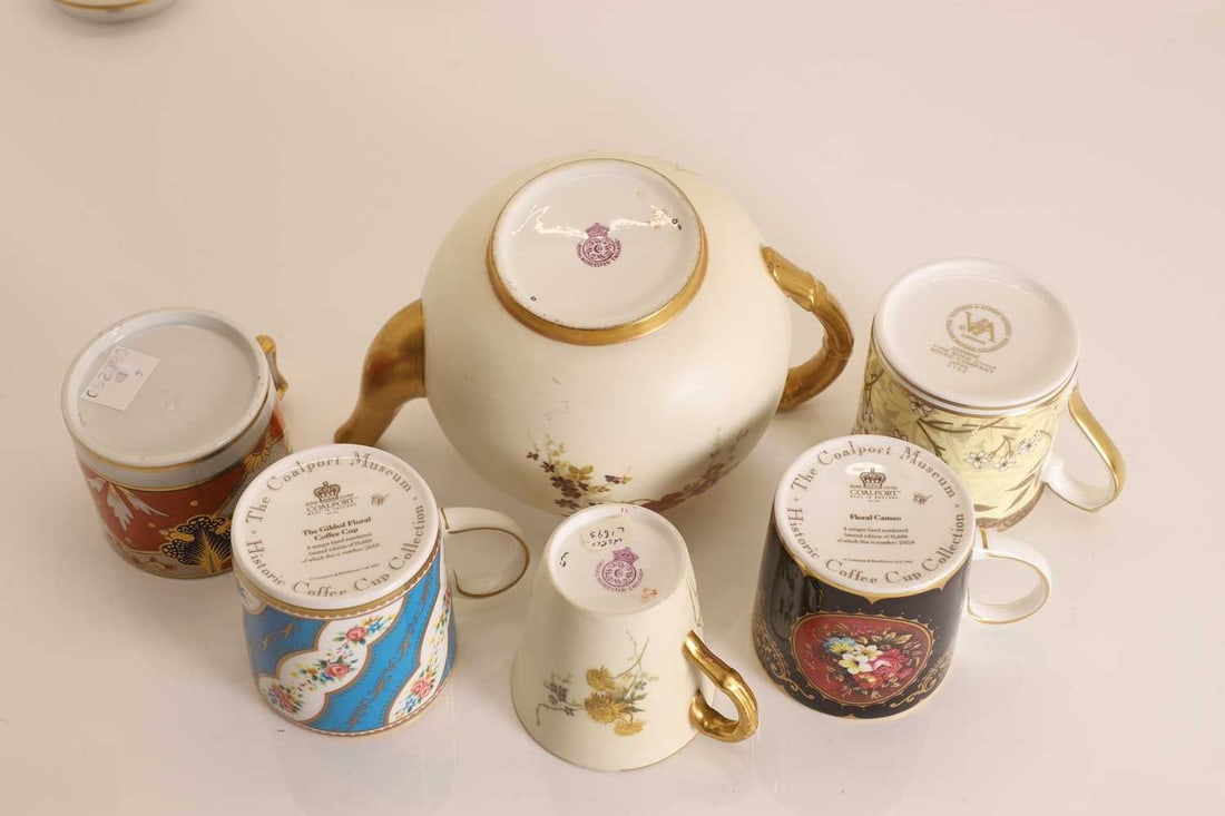 A collection of teacups and saucers - 3