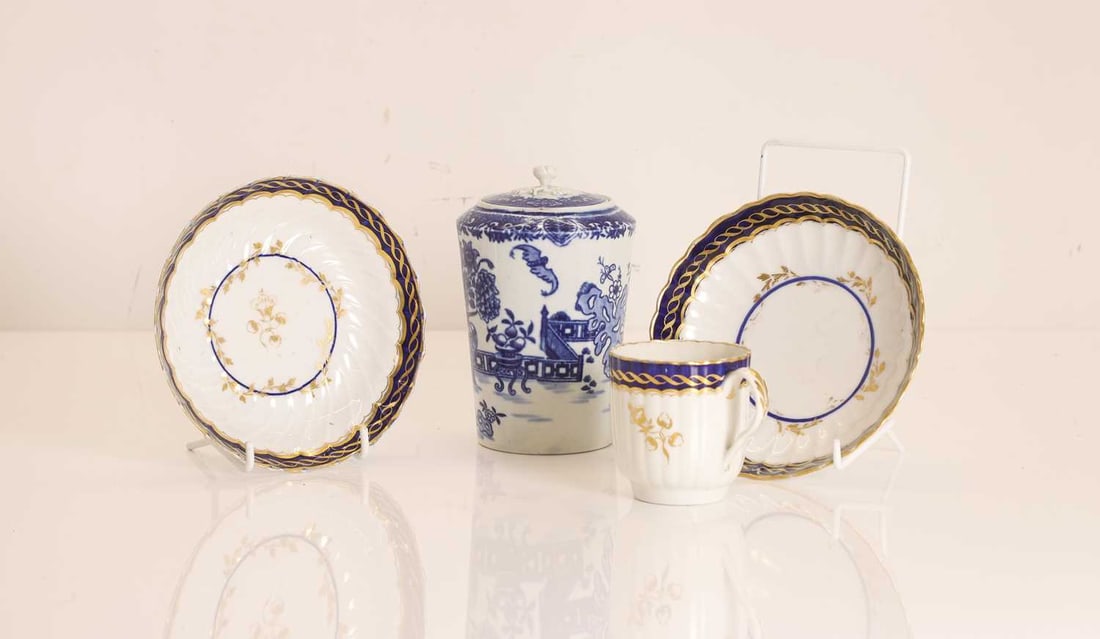 A Royal Worcester blue and white lidded pot 18th century