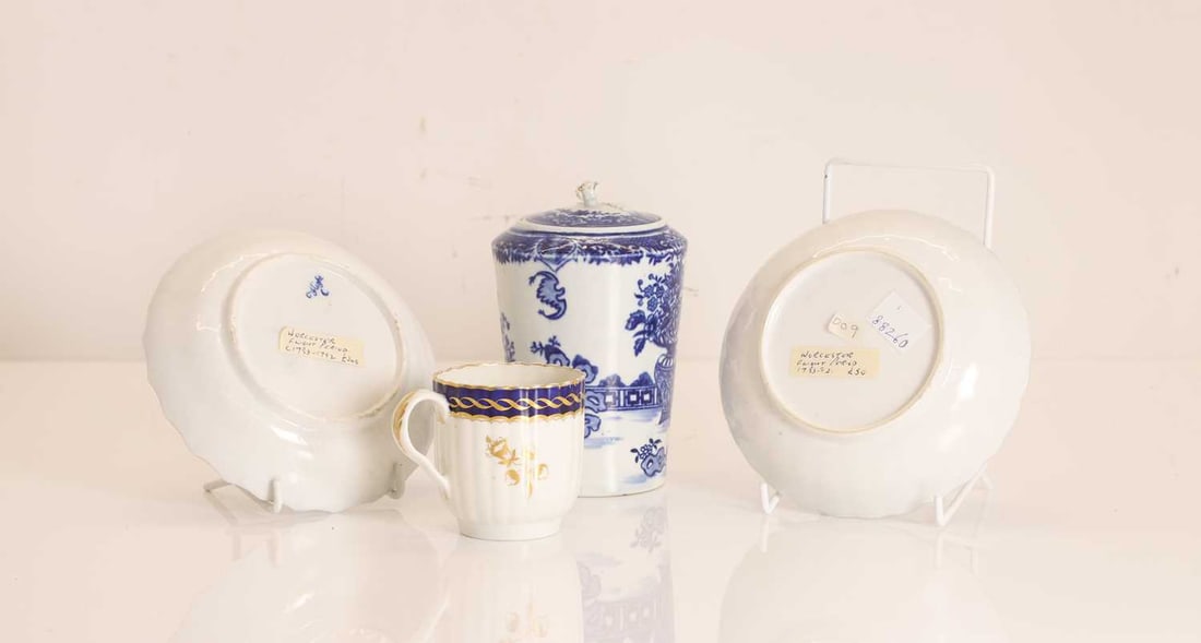 A Royal Worcester blue and white lidded pot 18th century - 2