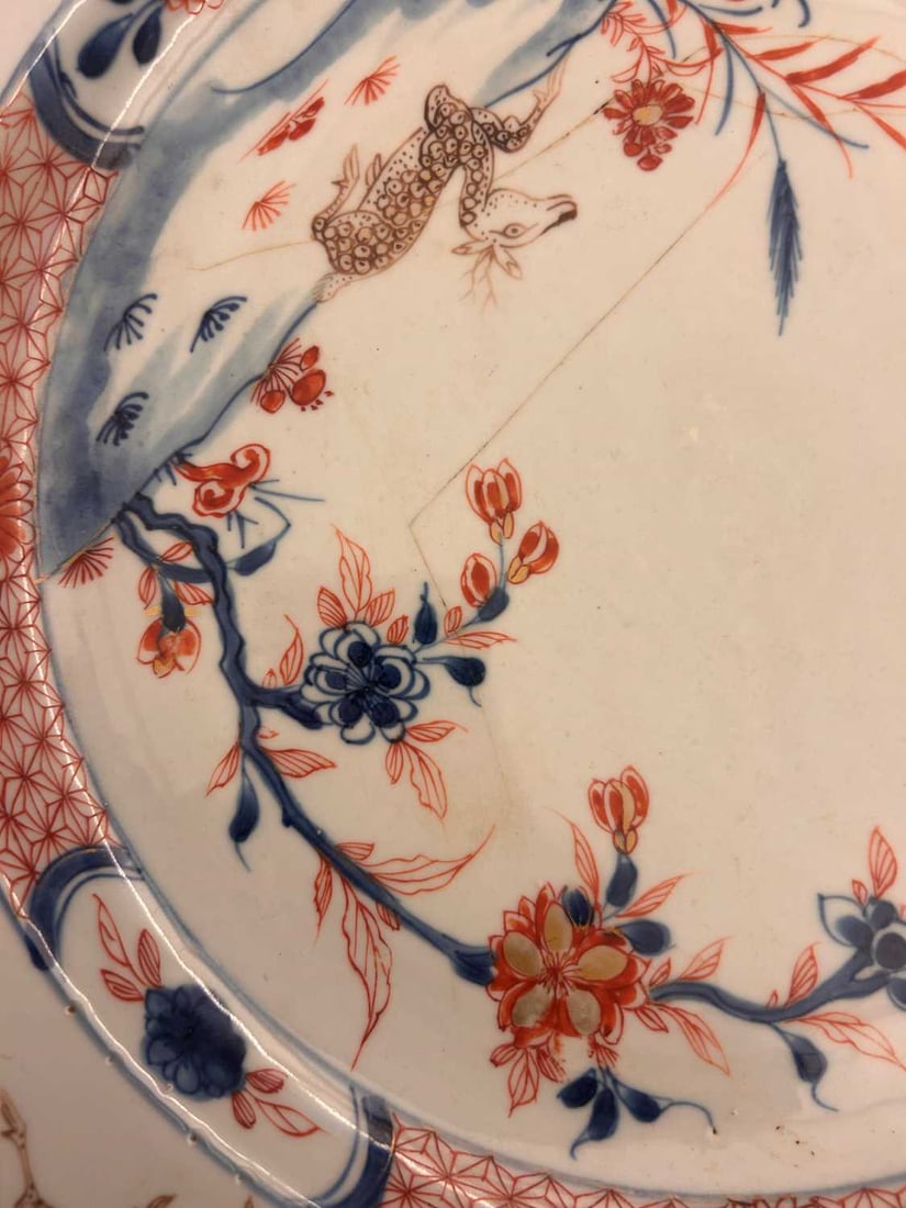 A pair of Chinese Imari porcelain dishes Qing dynasty (1644–1912) Circa 1720 - 3