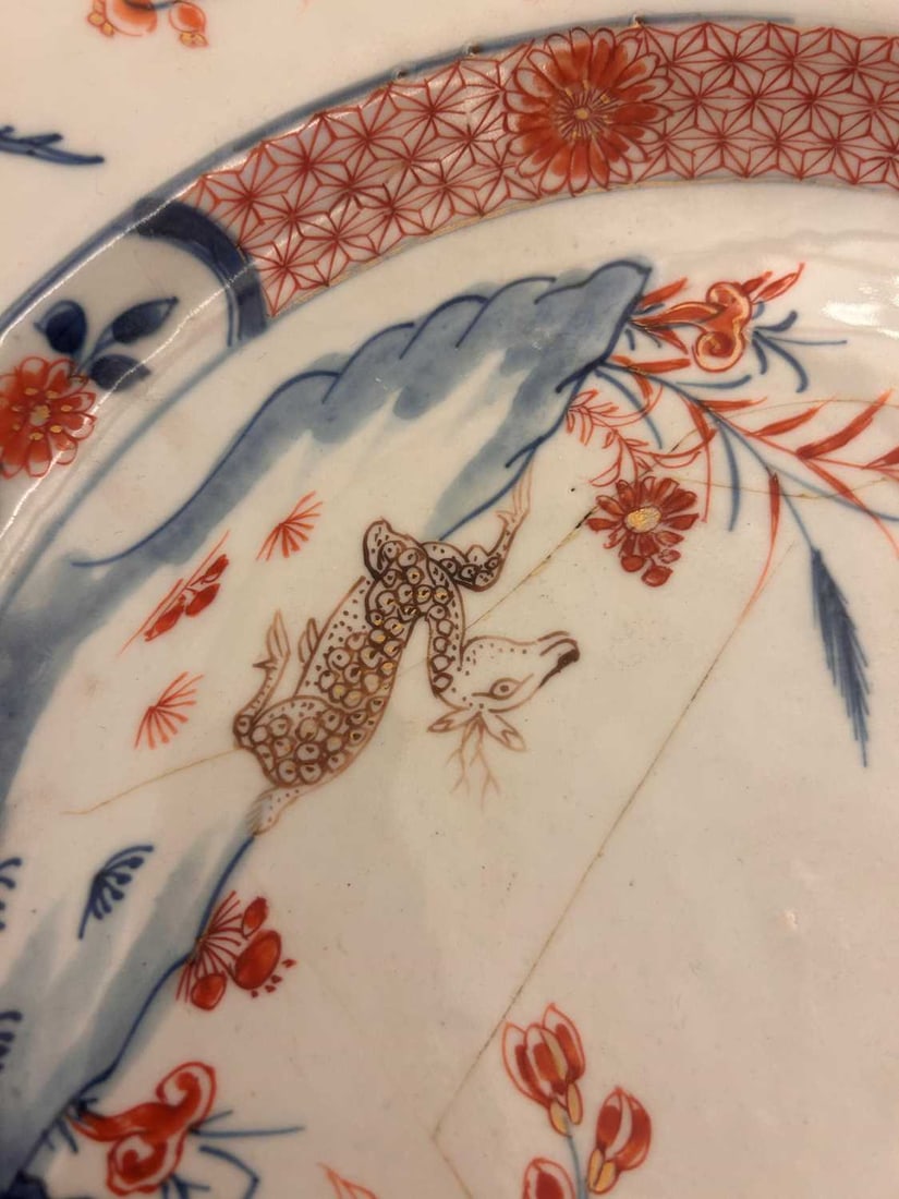A pair of Chinese Imari porcelain dishes Qing dynasty (1644–1912) Circa 1720 - 6