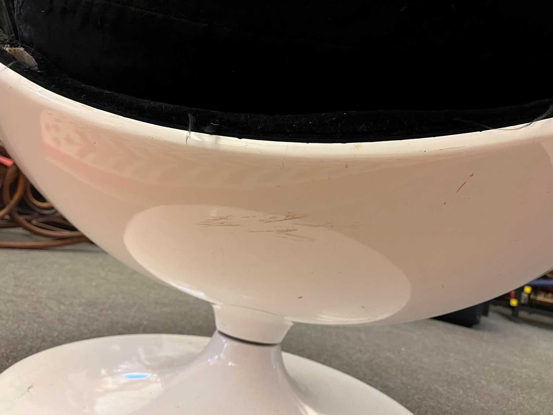 After Eero Aarnio A pair of ball chairs - 10