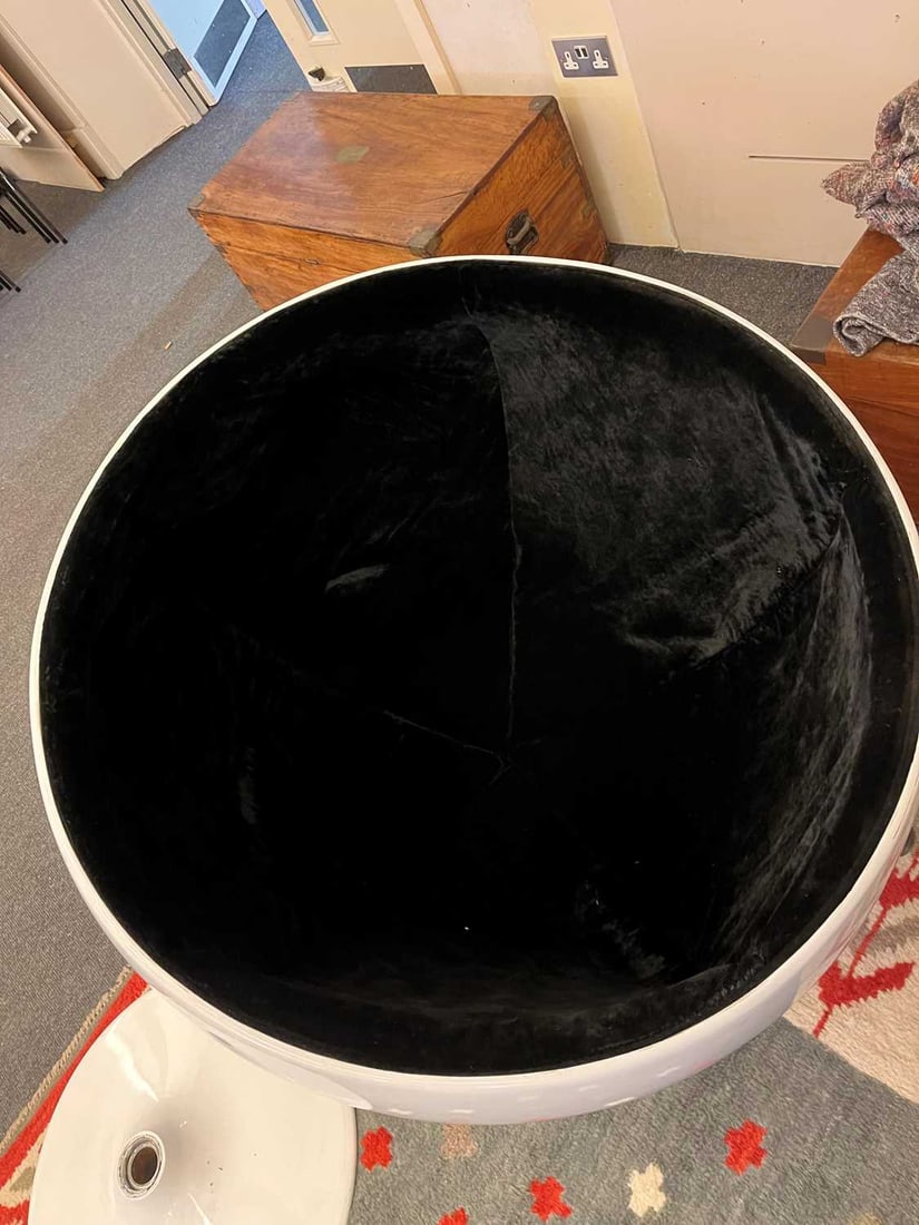 After Eero Aarnio A pair of ball chairs - 11