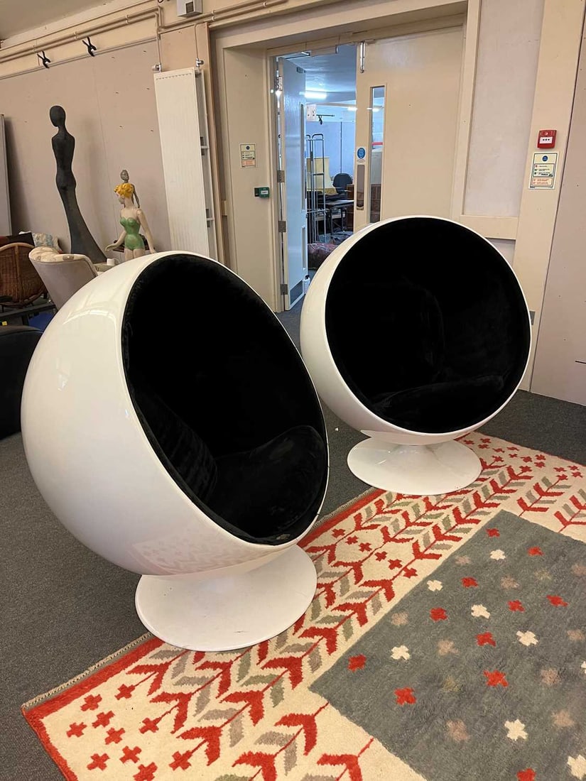 After Eero Aarnio A pair of ball chairs - 13