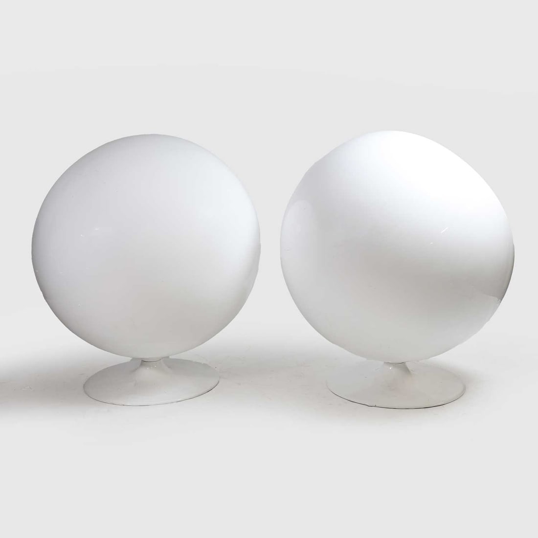 After Eero Aarnio A pair of ball chairs - 3