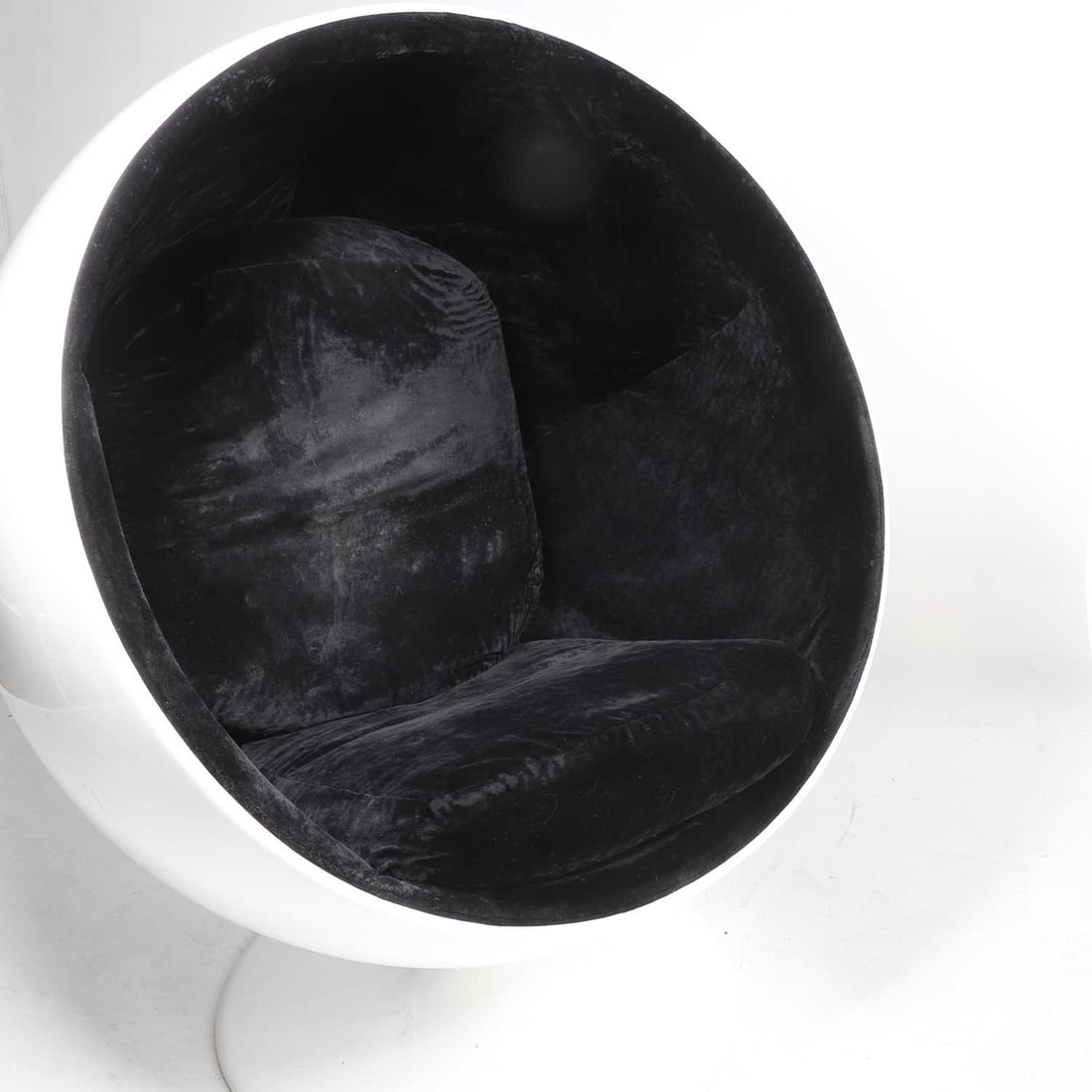 After Eero Aarnio A pair of ball chairs - 4