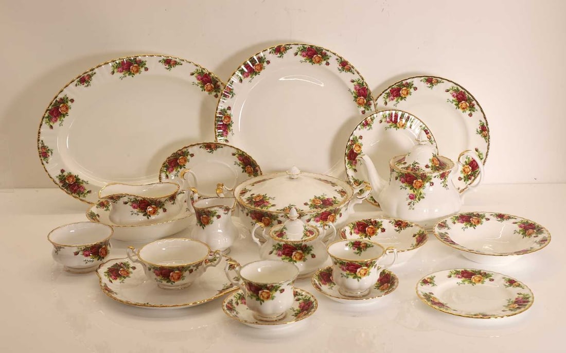 An extensive service of Royal Albert 20th century (1 of 3)