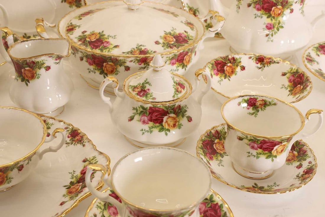 An extensive service of Royal Albert 20th century - 3