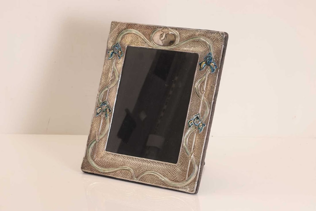 A silver Art Nouveau picture frame (1 of 2)