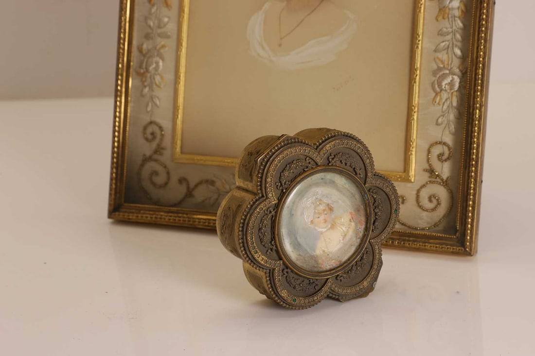 A gilt easel back picture frame Circa 1900 - 3