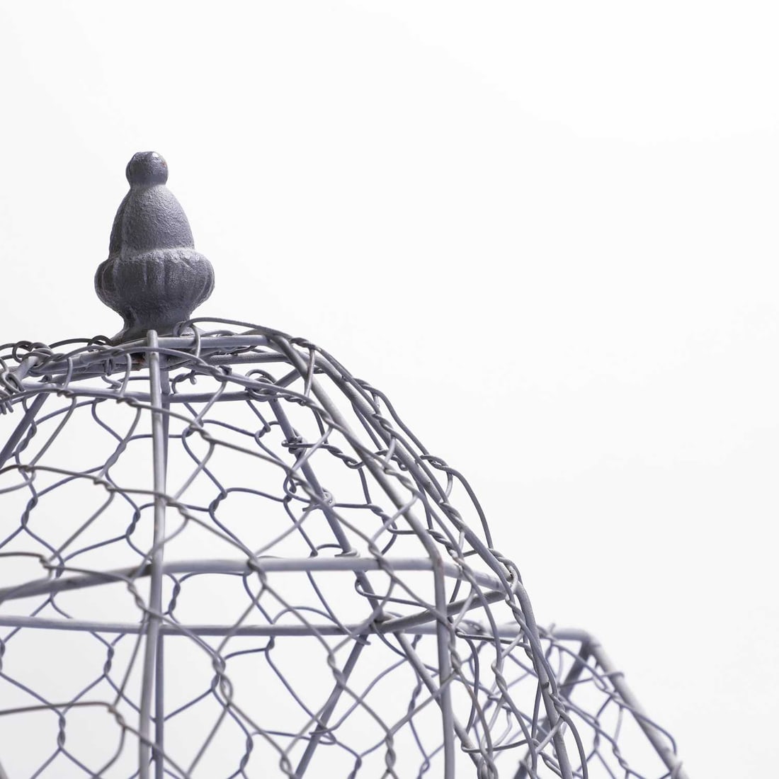 An ornamental wire birdcage Of recent manufacture - 4