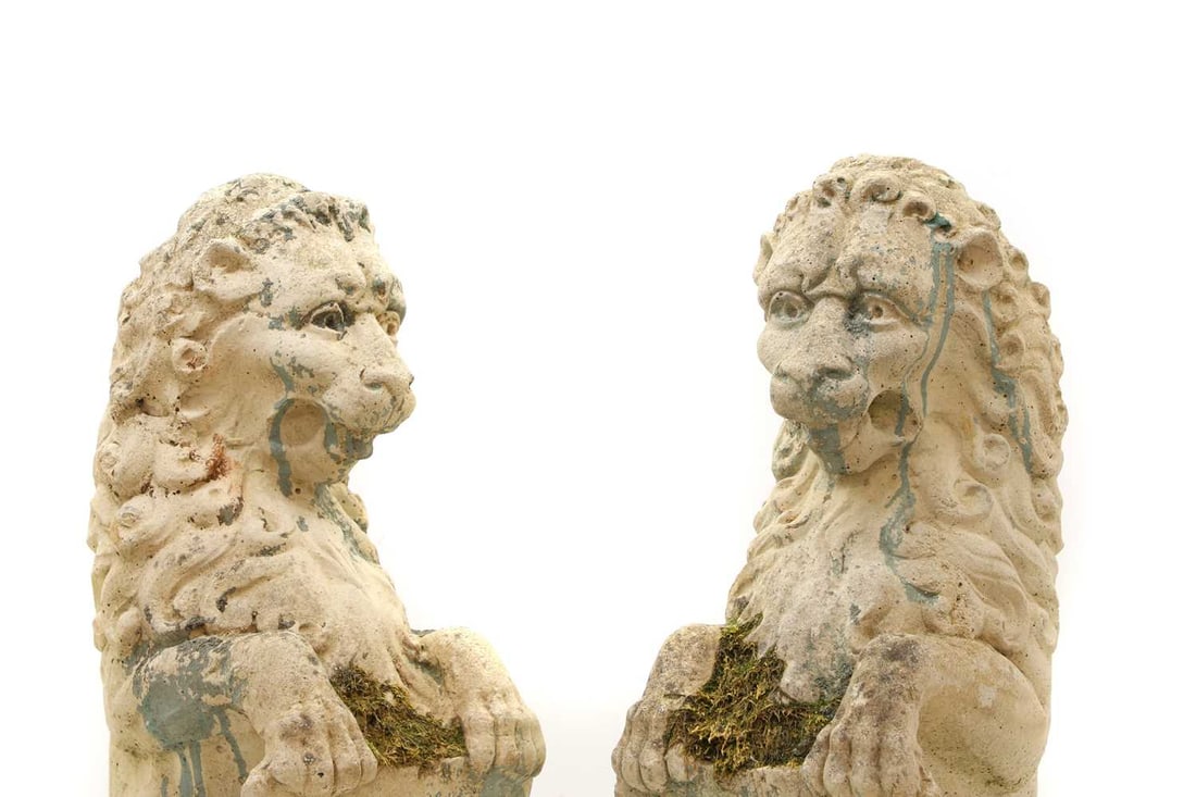 A pair of reconstituted stone armorial lions 20th century - 2