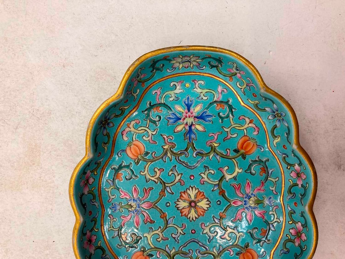 A Chinese famille rose porcelain dish 20th century - 6