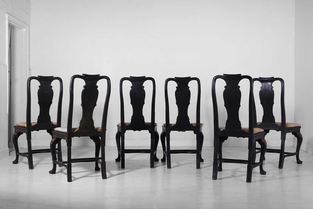 A matched set of six George II black and gilt-japanned dining chairs Second quarter of the 18th cent - 3