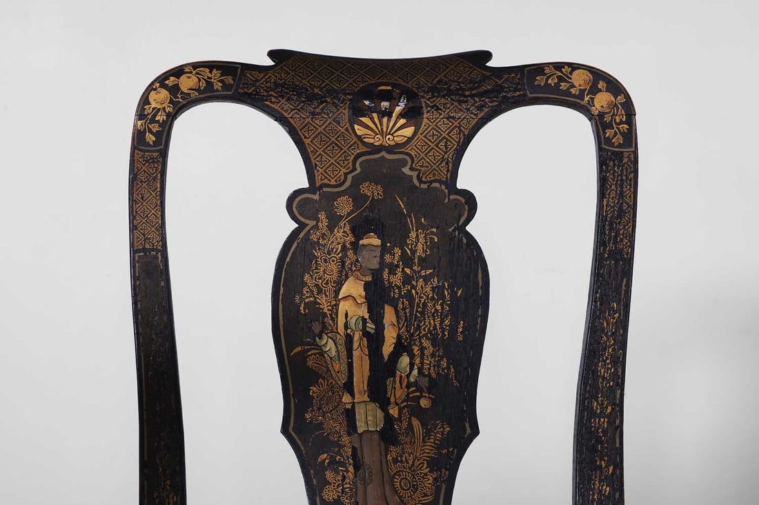 A matched set of six George II black and gilt-japanned dining chairs Second quarter of the 18th cent - 4