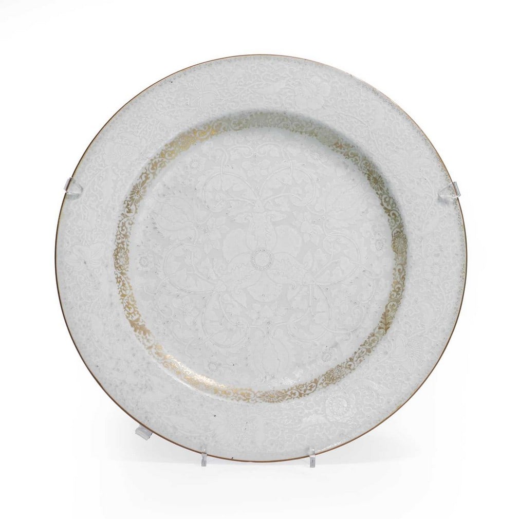A large Chinese export charger, Qianlong (1736-1795), (1 of 2)