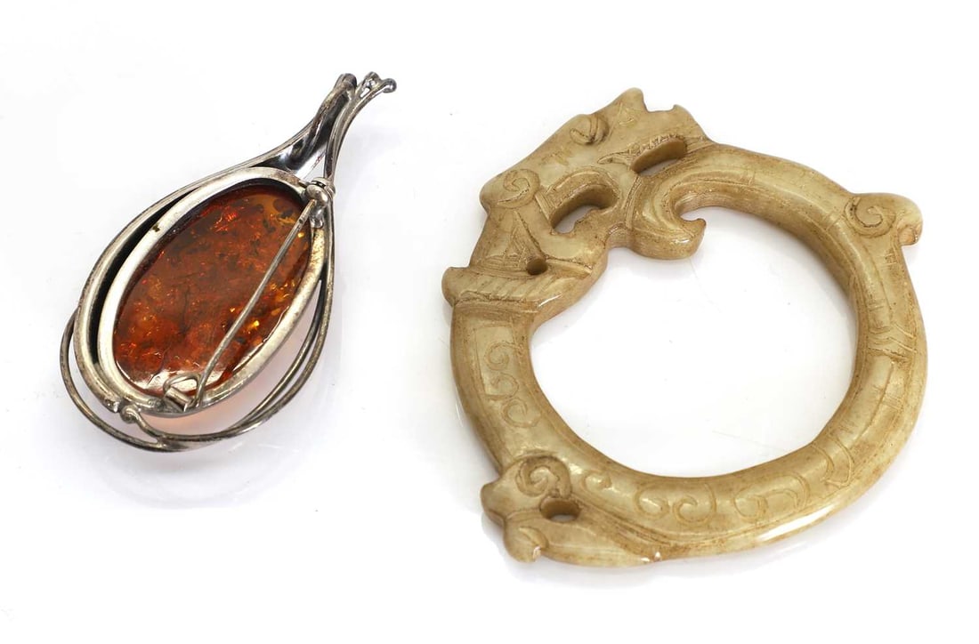 A jade dragon pendant - 2