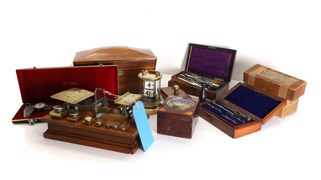 A set of postal scales, 20th century and later (1 of 3)