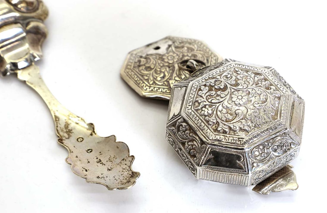 A Peranakan silver betel nut box, Circa 1900 - 3