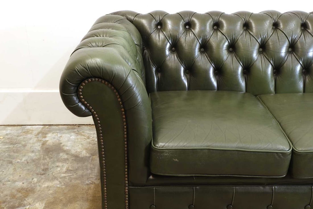 A Chesterfield style three seater settee, 20th century - 3