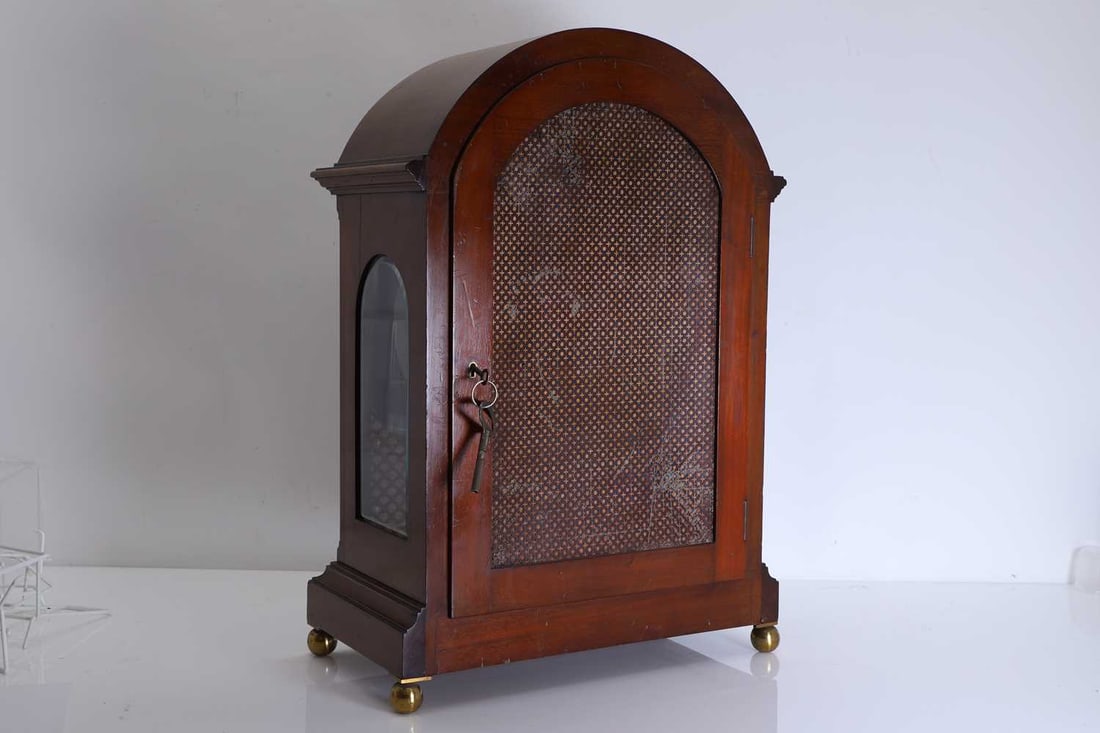 A mahogany cased mantle clock, 20th century, - 2